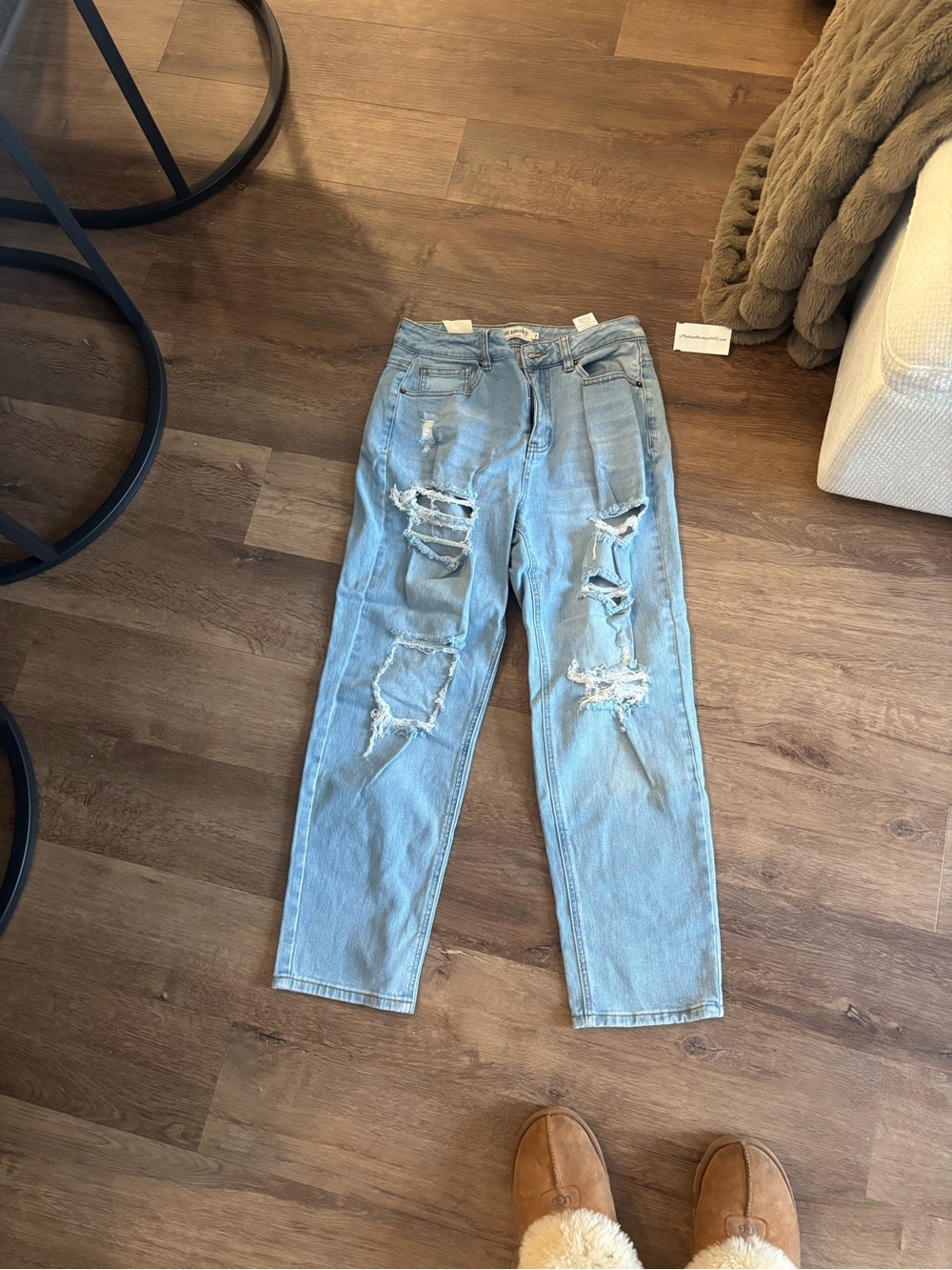 Light Wash Distressed Boyfriend Jeans - Women